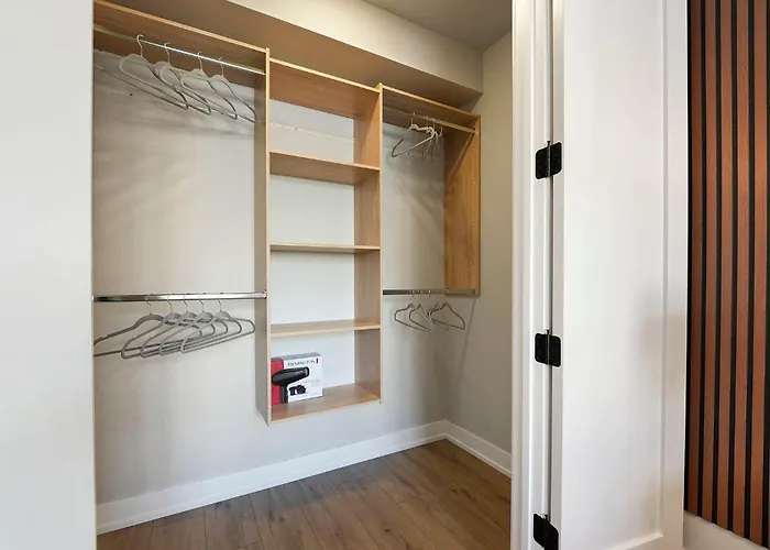 Welcoming Month Long 2bd 2ba With Parking Чикаго