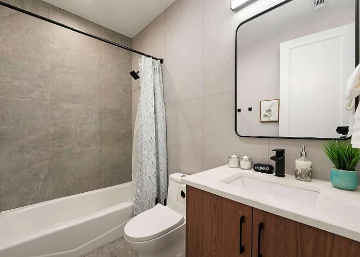 Welcoming Month Long 2bd 2ba With Parking Апартаменты