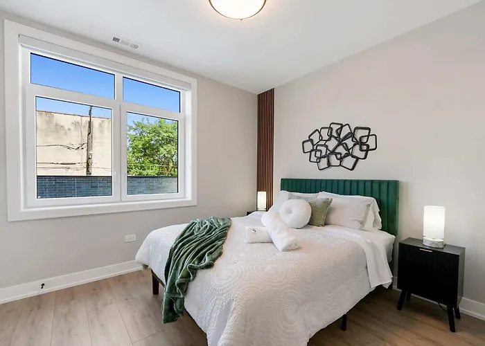 Welcoming Month Long 2bd 2ba With Parking