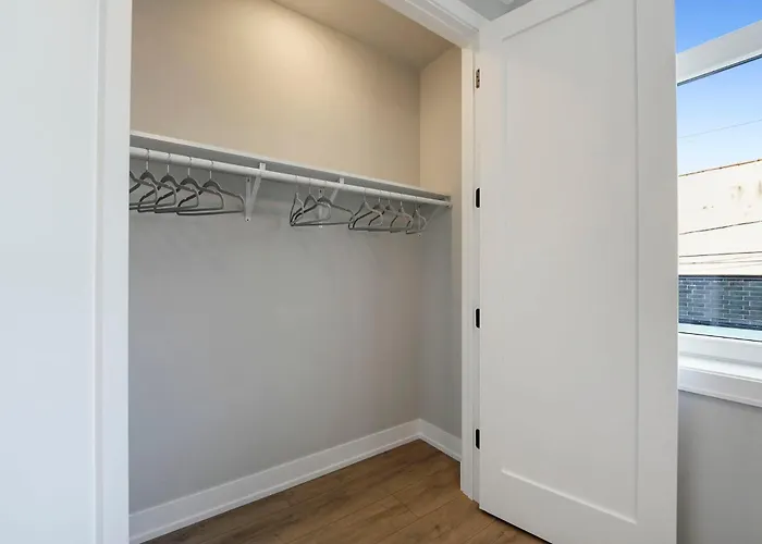 Welcoming Month Long 2bd 2ba With Parking Чикаго